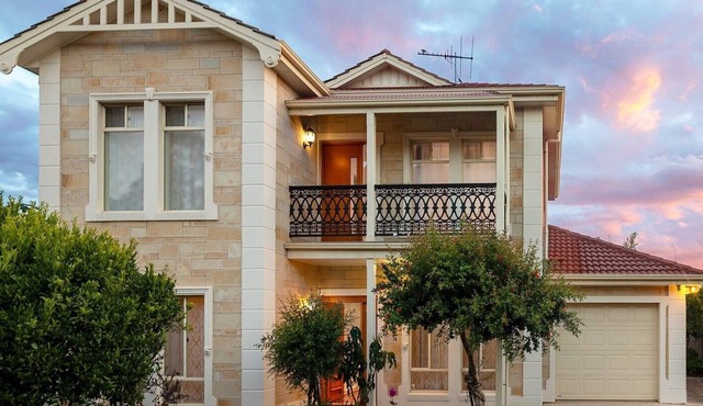 Modern spacious home close to shopping department and popular beaches