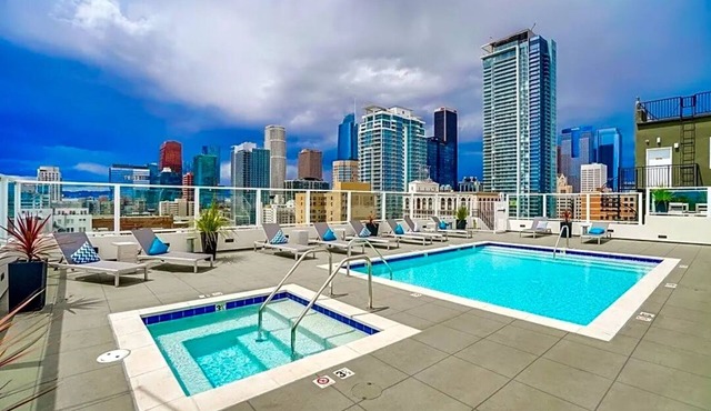 Modern, Spacious 1 Bedroom Loft in DTLA - FREE Parking