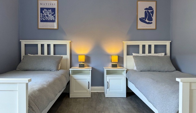 Modern spacious 2 bedroom house in Leigh Self Service, Free Parking