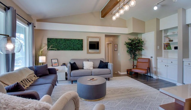 Modern spacious 2-BR apartment/just minutes from downtown!