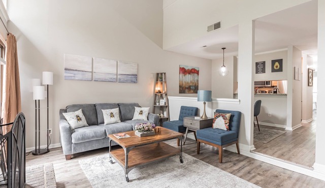 Modern Spacious 2BR w/King Bed & Private Patio (So CLT)
