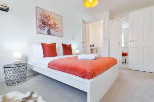 Modern Spacious 3 Bedroom House in Canterbury with En Suite and Free Parking Perfect for Contractors & Families