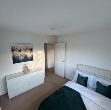 Modern & Spacious 3-Bedroom Home in Dartford, Ideal for Families, Groups and Contractors