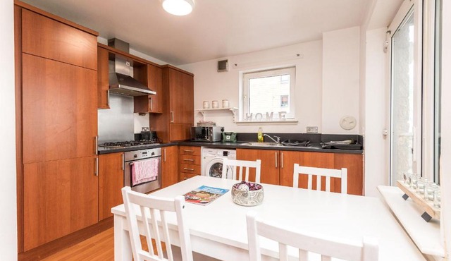 Modern Spacious 3 Bedroom City Centre Apartment - Free Parking - Private Balcony