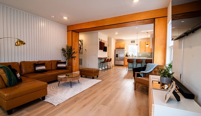 Modern Spacious 3 Story home w/3 Vanity rooms. 5 minutes to BNA, 10 to Opry
