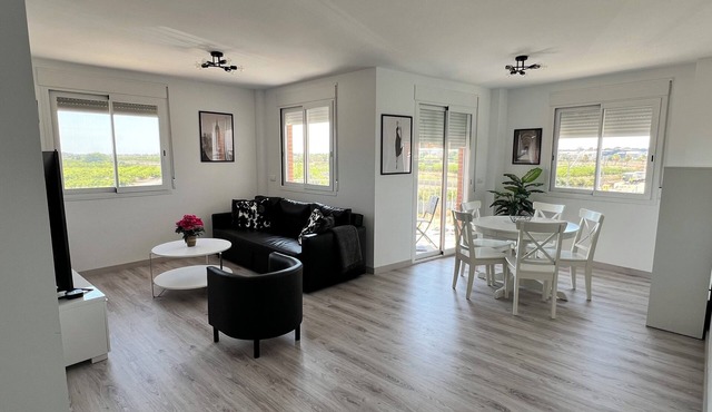 Modern, Spacious 3BD/2BA Apt, 15 Mins to Valencia, WiFi, AC, Parking, Elevator