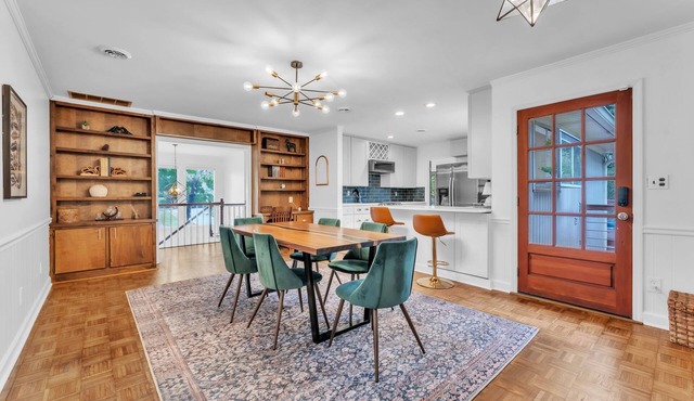 Modern Spacious 4-bedroom Minutes to GVL