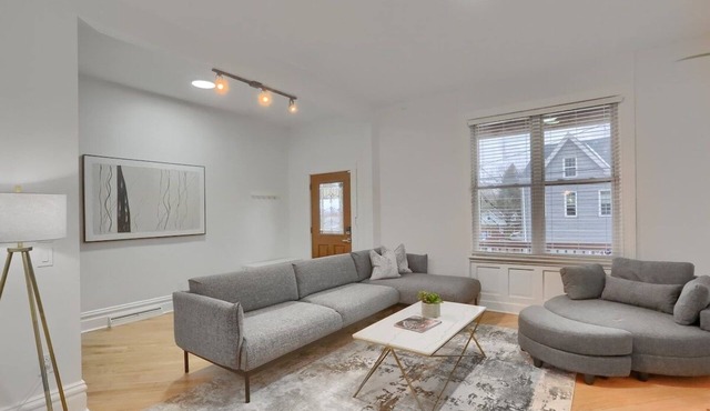 Modern & Spacious 4BD House in Pittsburgh w/Prkg