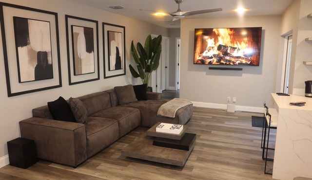 Modern Spacious 4bedroom house w/pool 15mins from FLL Airport, Hardrock casino