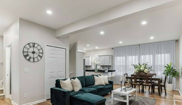 Modern Spacious 5 Bed 4 Bath Home Near Downtown