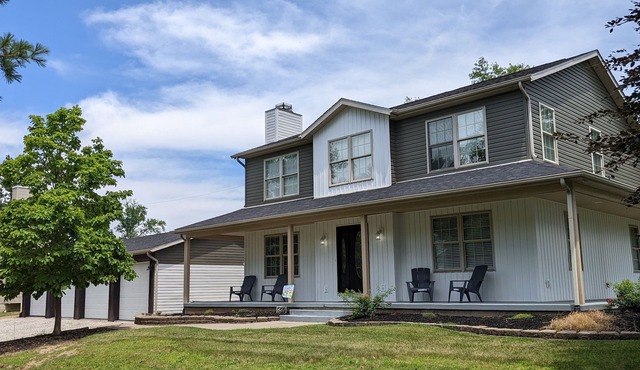 Modern & spacious 5-bedroom home w/jacuzzi - minutes from the lake!