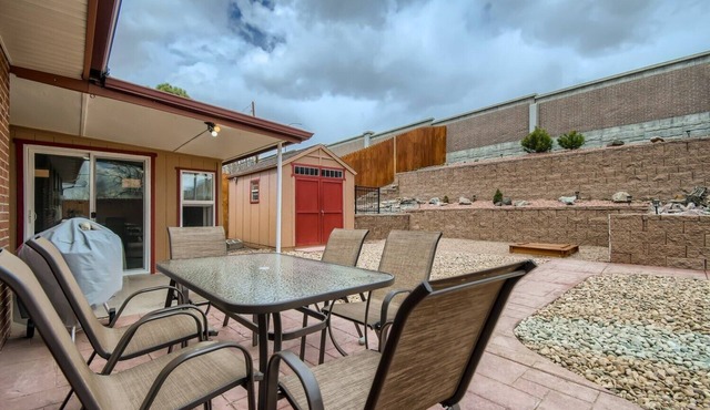 Modern & Spacious - 5 King Beds With Private Backyard Oasis & Sunroom