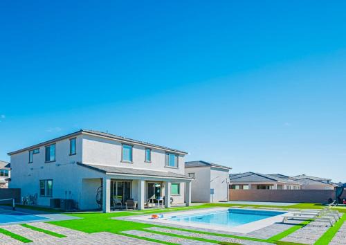 Modern Spacious 6BR Villa with Game Loft 5 Min to Strip, Stadium & Shopping!