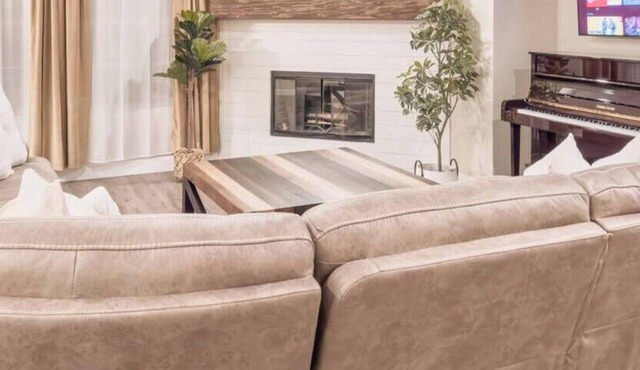 Modern Spacious 7 BR Movie, Game Room & King Beds