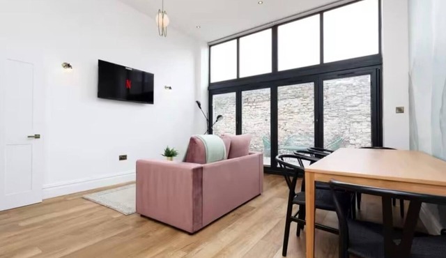 Modern spacious apartment with garden in heart of Bristol, perfect for long stay