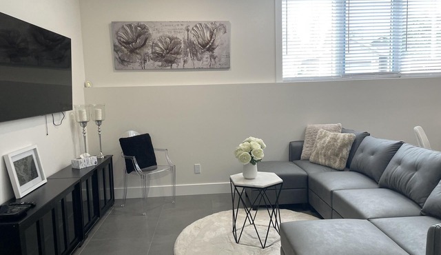 Modern spacious 2 bedroom apartment, close to all amenities