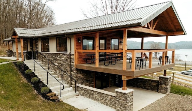 Modern Spacious Cabin with Jacuzzi and Panoramic Views in Ohio