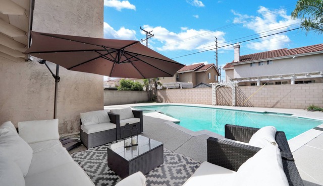 Modern Spacious Central 5 bedroom Pool House with Spa