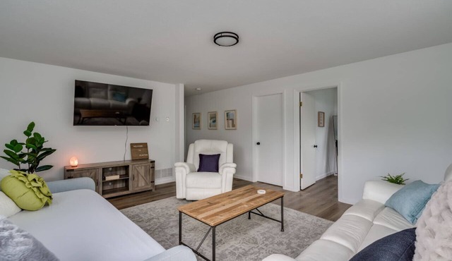 Modern & Spacious Clayton Apt - Near Water & Shops