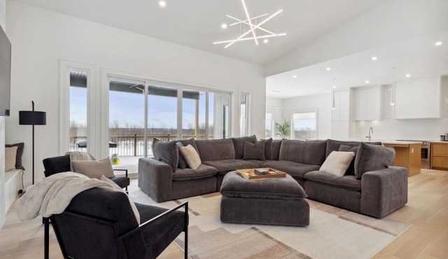 Modern & Spacious Cobble Beach Golf Retreat