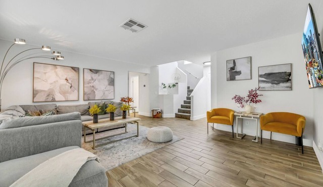Modern, spacious, comfy! Minutes to Red Rock, Golf, Tivoli Village and the Strip