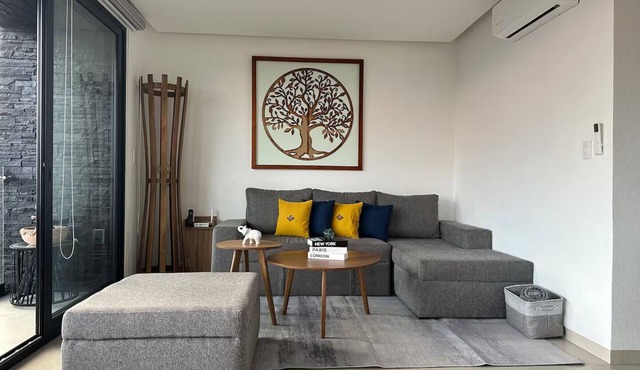 Modern & spacious condo in the best part of town