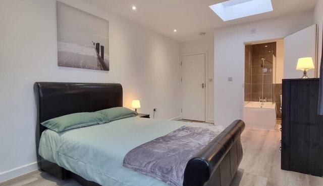 Modern Spacious Flat in South West London