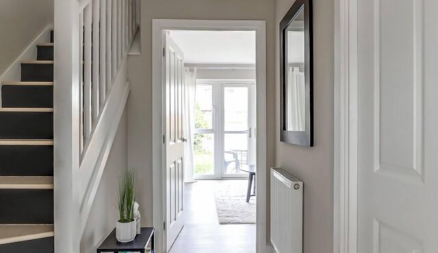 Modern spacious house near town w/large private garden