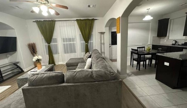 Modern/Spacious Haven in the Heart of Conroe - Entire Home