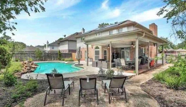 Modern Spacious Heated Pool & Hot Tub Paradise Home.