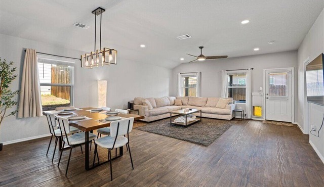 Modern, Spacious Home 4BR Near Airport & Tesla