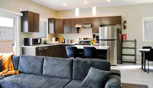 Modern Spacious Home Near Niagara Falls | Free Parking + Fast WiFi