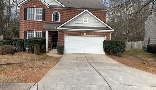 Modern, Spacious Home - 5 min walk from tennis courts and comm. pool