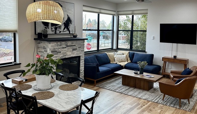 Modern Spacious Home w/ Luxury Outdoor Rooftop Walkable to dining, parks & more!