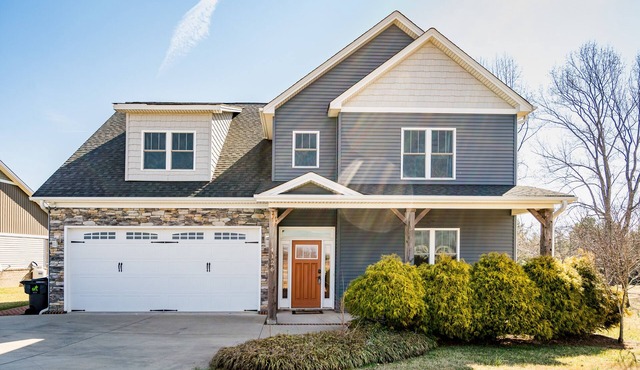 Modern Spacious Home w/Large Movie Room + Mtn Views!