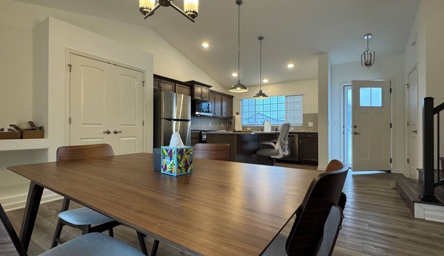 Modern & Spacious Home with Full Kitchen & Laundry