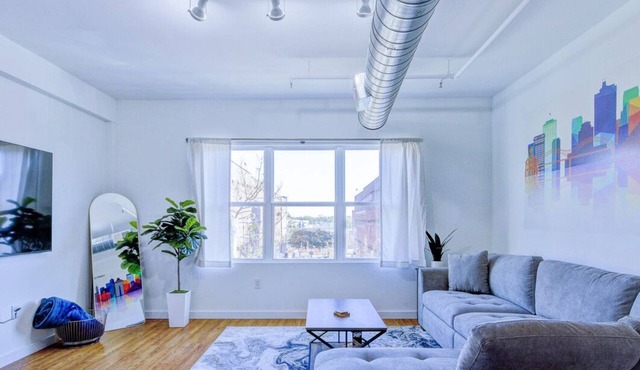 Modern Spacious Loft in Downtown w/free parking