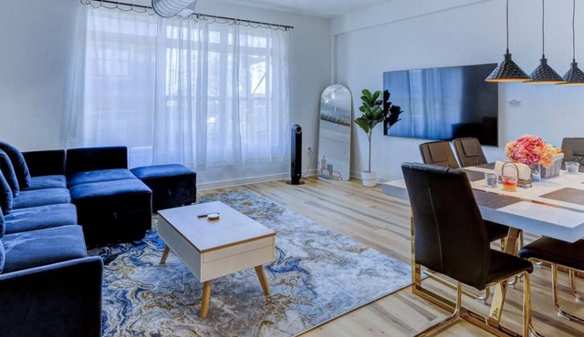 Modern Spacious Loft in Downtown w/free parking