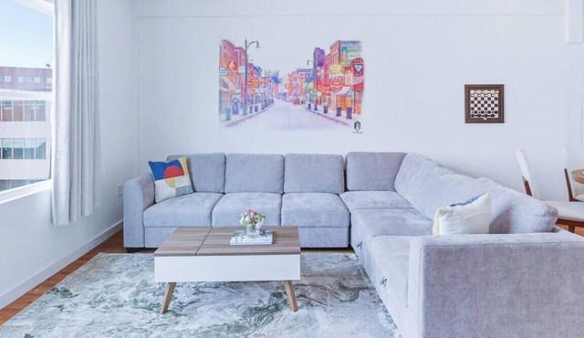 Modern Spacious Loft in Downtown w/free parking