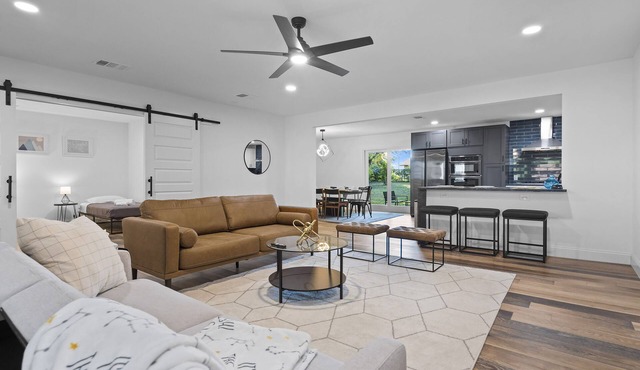 Modern Spacious min to Downtown/Domain *King Bed*