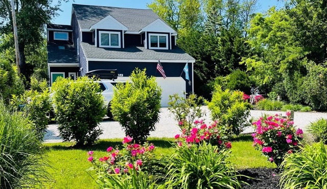 Modern, Spacious, Pet-Friendly Cape Mackie!