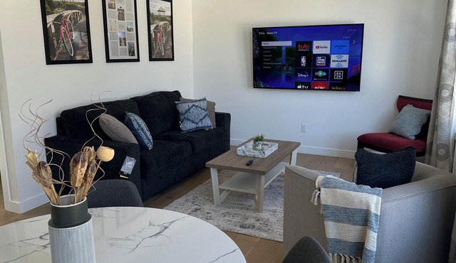 Modern Spacious Private Carriage House w/Free Parking