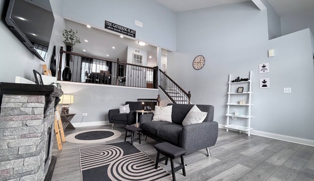 Modern Spacious Retreat with Fast Wi-Fi, Yard & Workspace - 4BR and 2 Full Bath