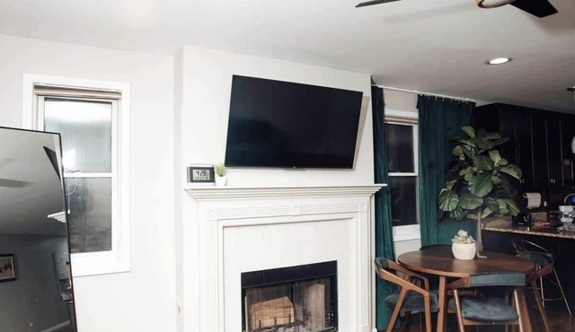 Modern & Spacious Stay by Northwestern Hospital Bronzeville