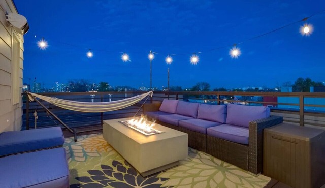 Modern, Spacious Townhouse Mins from Downtown