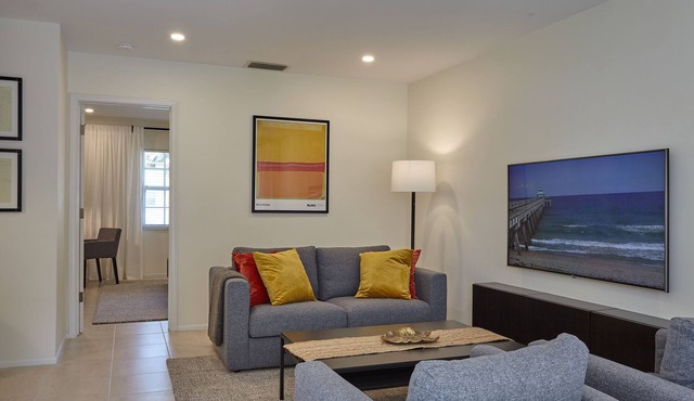 Modern & Spacious Luxury Apartment – Steps to the Beach