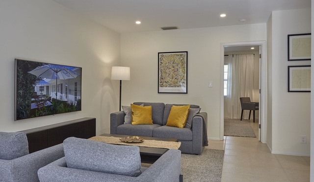 Modern & Spacious Luxury Apartment – Steps to the Beach