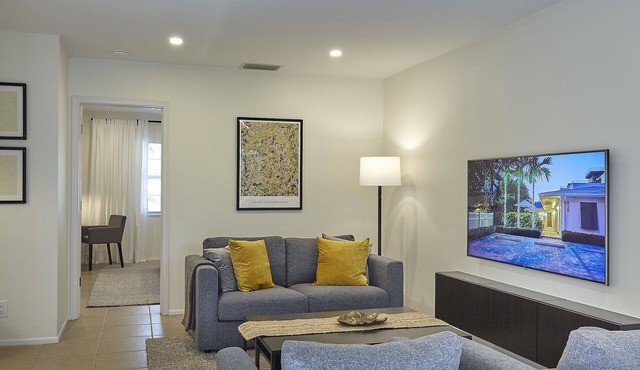 Modern & Spacious Luxury Apartment – Steps to the Beach