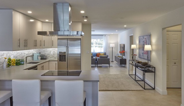 Modern & Spacious Luxury Apartment – Steps to the Beach