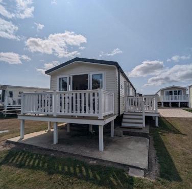 Modern Spacious Willerby Malton Caravan at Durdle Door Holiday Park, Close to Iconic Durdle Door & Lulworth Cove